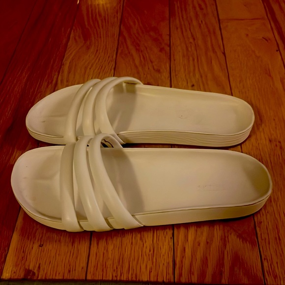 White Old Navy slides - Women’s size 10 - Picture 2 of 4